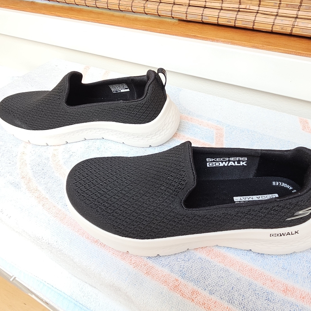 NWT - SKECHERS Go Walk Black and White Slip-On Sneakers air cooled insoles - 7.5